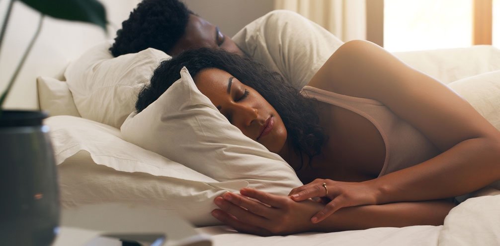 一对非裔美国夫妇在睡觉