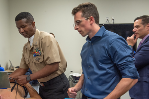美国海军医生学会使用超声波在亨利·福特健康培训期间的照片。